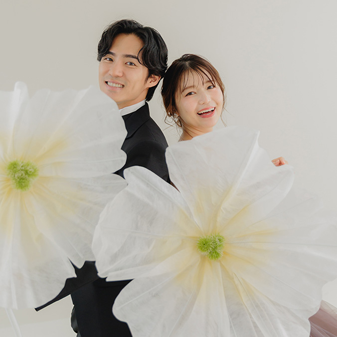 和装で前撮りをする新郎新婦