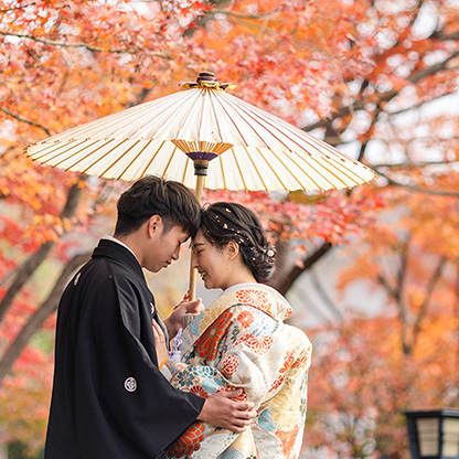 洋装で前撮りをする新郎新婦